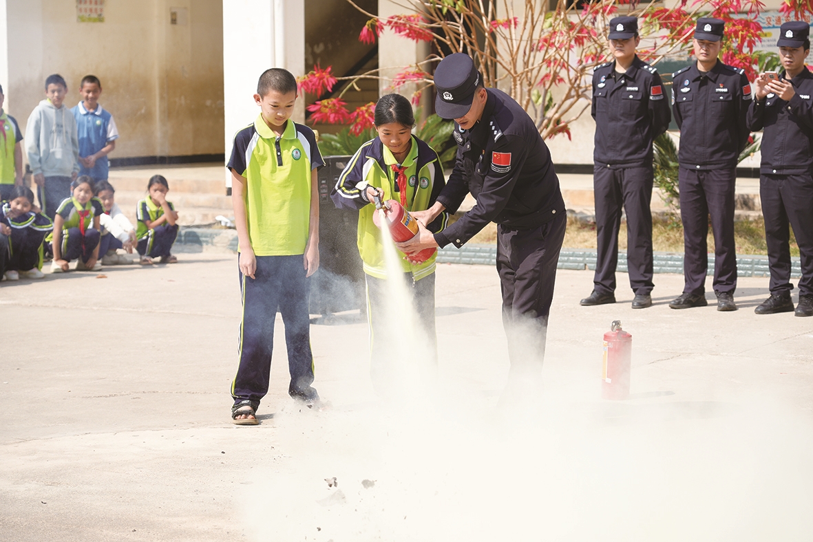 开展灭火知识技能实操演练。