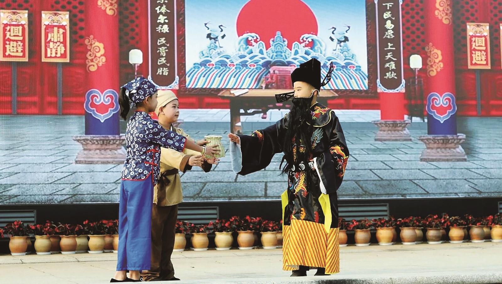 图为南屏小学学生以情景剧演绎“红包不收、家风要守”的故事。戴劲松 摄