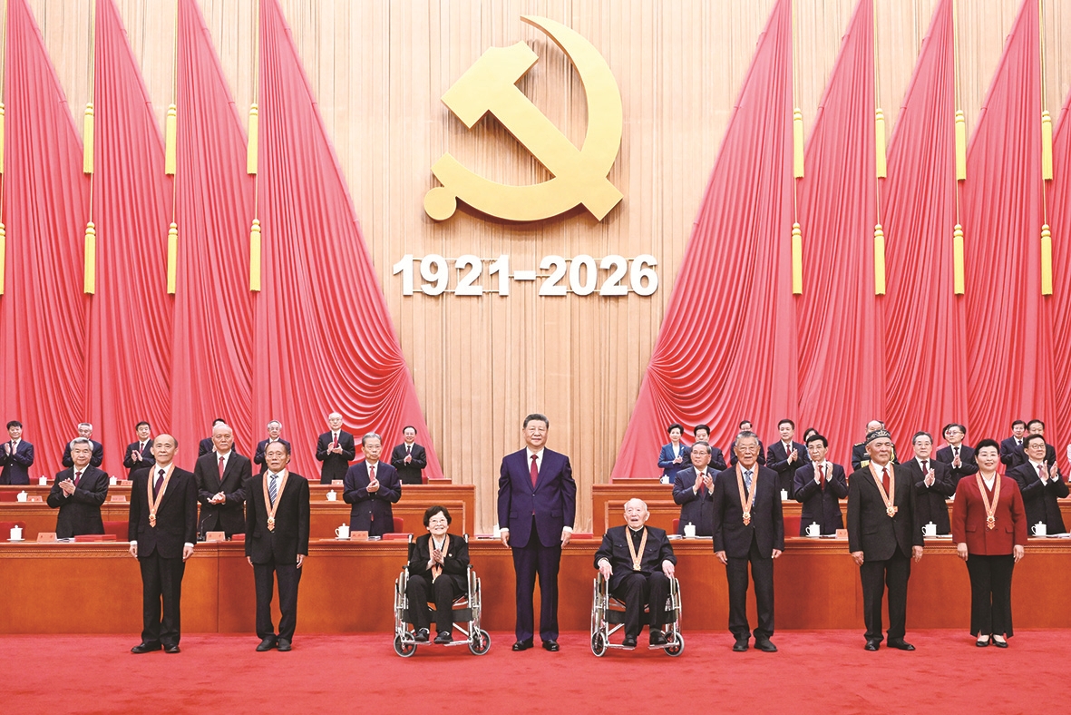 7月1日上午,庆祝中国共产党成立105周年大会在北京人民大会堂隆重举行。中共中央总书记、国家主席、中央军委主席习近平向“七一勋章”获得者颁授勋章。 新华社记者 申宏 摄